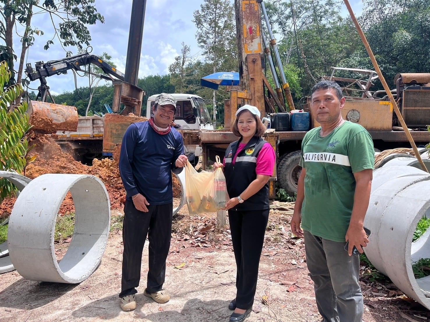 วันอังคาร ที่ 21 พฤษภาคม 2567
นางสาวธนวัน ภูมิไชยา นายกองค์การบริหารส่วนตําบลคลองไทร ลงพื้นที่ตรวจสอบ หมู่ที่ 6 และเยี่ยมทีมงานทำการขุดเจาะบ่อน้ำตื้น เพื่อแก้ไขปัญหาขาดแคลนน้ำอุปโภคและบริโภค ของประชาชนในพื้นที่ หมู่ที่ 6 ตำบลคลองไทร ซึ่งได้รับการสนับสนุน เครื่องจักรกลชุดขุดบ่อน้ำตื้นจากองค์การบริหารส่วนจังหวัดสุราษฏร์ธานี 🤝🏻🏡
#องค์การบริหารส่วนตำบลคลองไทร
📍 Website : https://klongsai-surat.go.th
📍 Facebook : องค์การบริหารส่วนตำบลคลองไทรสุราษฎร์ธานี
📍 Line : Klongsai SAO