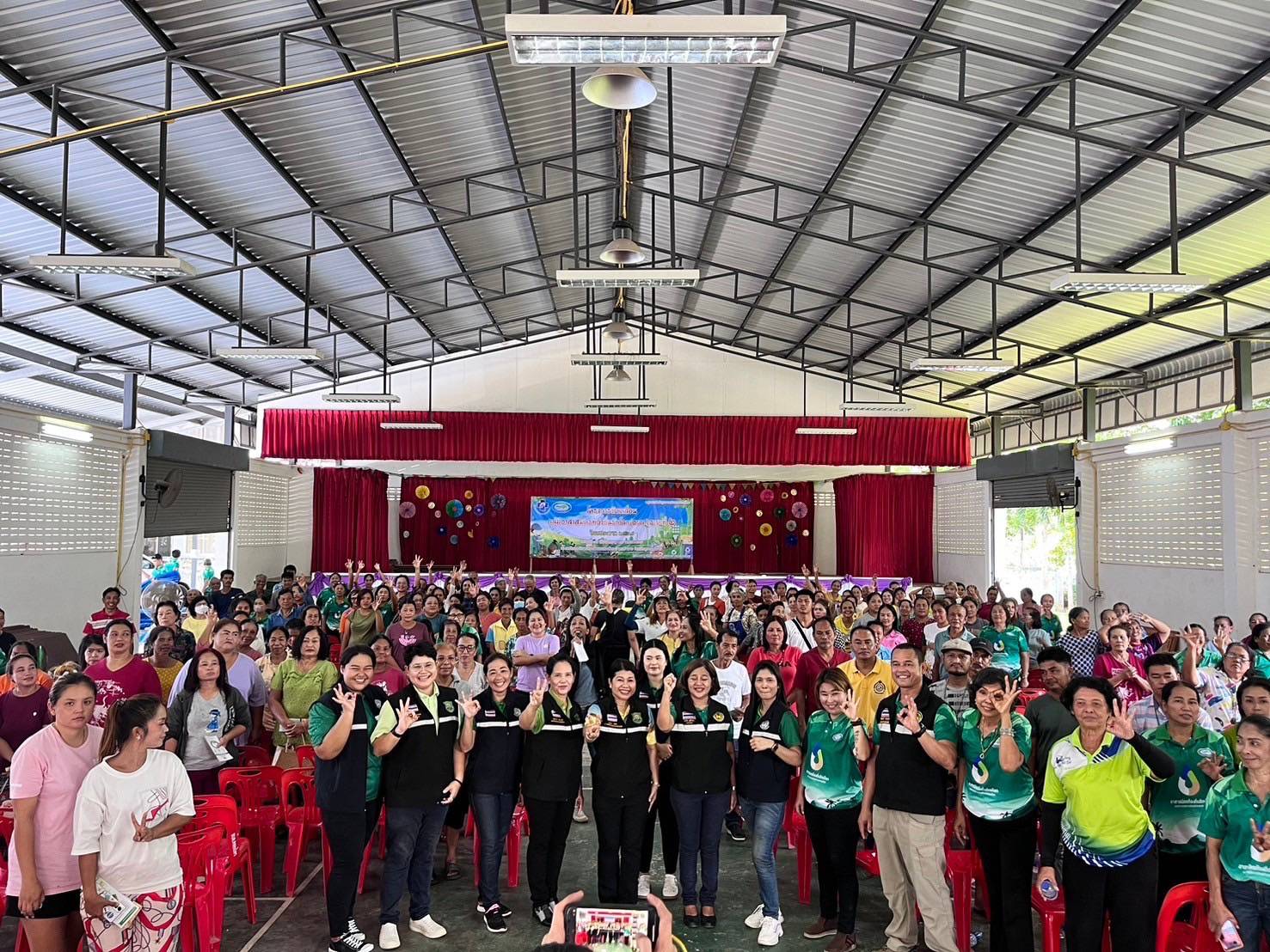 เมื่อวันพุทธ ที่ 31 กรกฎาคม 2567
องค์การบริหารส่วนตําบลคลองไทร
จัดโครงการเสริมอาชีพให้ราษฎร ประจำปีงบประมาณ 2567 
⭐️ โครงการปลูกพืชผักสวนครัว สร้างสุขภาพ สร้างรายได้สู่ครัวเรือน 
⭐️ โครงการขับเคลื่อนกลุ่มอาสาสมัครท้องถิ่นรักษ์โลก (อถล.) ระยะ ที่ 2 
นำโดย นางสาวธนวัน ภูมิไชยา นายกองค์การบริหารส่วนตําบลคลองไทร เป็นประธานในพิธี พร้อมด้วยคณะผู้บริหาร / ประธานสภาฯ อบต. /สมาชิก อสม. /เจ้าหน้าที่บริษัท ซีพีออลล์ /ประชาชนชาวบ้าน ร่วมกิจกรรมในครั้งนี้ 🤝🏻🏡
บรรยายโดย คุณศรีเวียง มีพริ้ง ผู้อำนวยการศูนย์วิจัยและพัฒนาการเกษตรสุราษฎร์ธานี บรรยายในหัวข้อ การปลูกผักปลอดสารพิษ 🙏🏻🥬🌶️🥒

🏫 : ณ อาคารอเนกประสงค์องค์การบริหารส่วนตําบลคลองไทร 
#องค์การบริหารส่วนตำบลคลองไทร
📍 Website : https://klongsai-surat.go.th
📍 Facebook : องค์การบริหารส่วนตำบลคลองไทรสุราษฎร์ธานี
📍 Line : Klongsai SAO