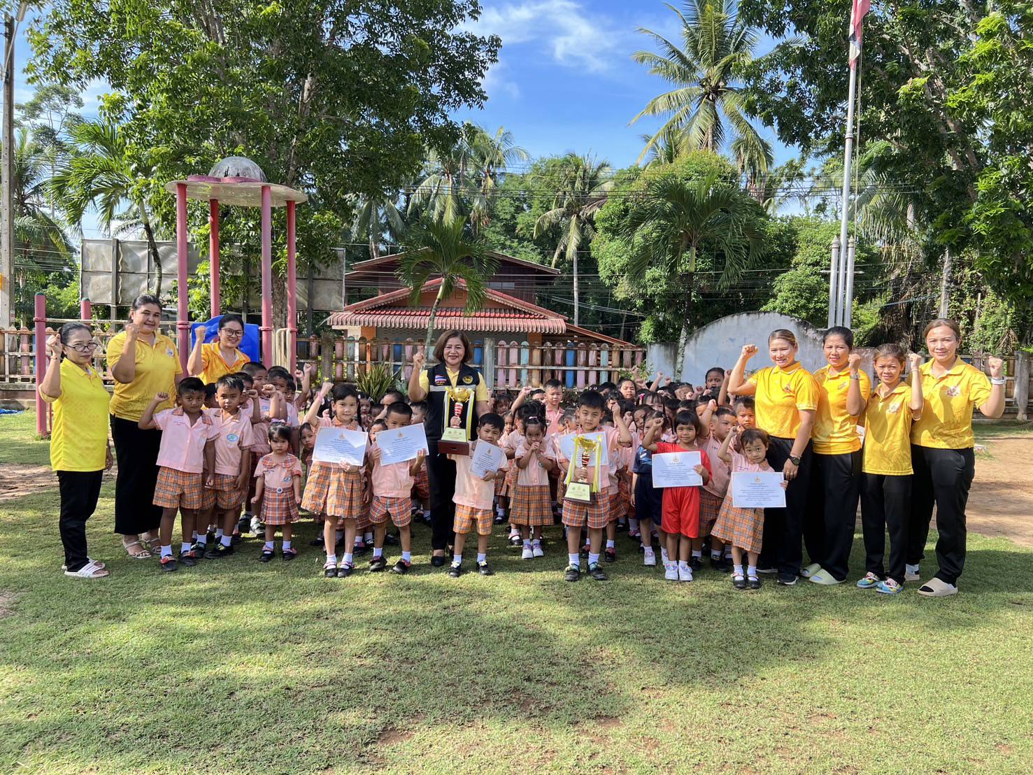 วันจันทร์ ที่ 5 สิงหาคม 2567  
นางสาวธนวัน  ภูมิไชยา นายกองค์การบริหารส่วนตำบลคลองไทร ได้มอบเกียรติบัตรและถ้วยรางวัลให้กับนักกีฬา แข่งขันกีฬาประเภทจักรยานขาไถ เฉลิมพระเกียรติ ให้กับตัวแทนนักเรียนศูนย์พัฒนาเด็กเล็ก อบต.คลองไทร ที่เข้าร่วมการแข่งขัน 
ในวันที่ 30 กรกฎาคม 2567 🥇🏆🚴🏻‍♂️
#องค์การบริหารส่วนตำบลคลองไทร
📍 Website : https://klongsai-surat.go.th
📍 Facebook : องค์การบริหารส่วนตำบลคลองไทรสุราษฎร์ธานี
📍 Line : Klongsai SAO