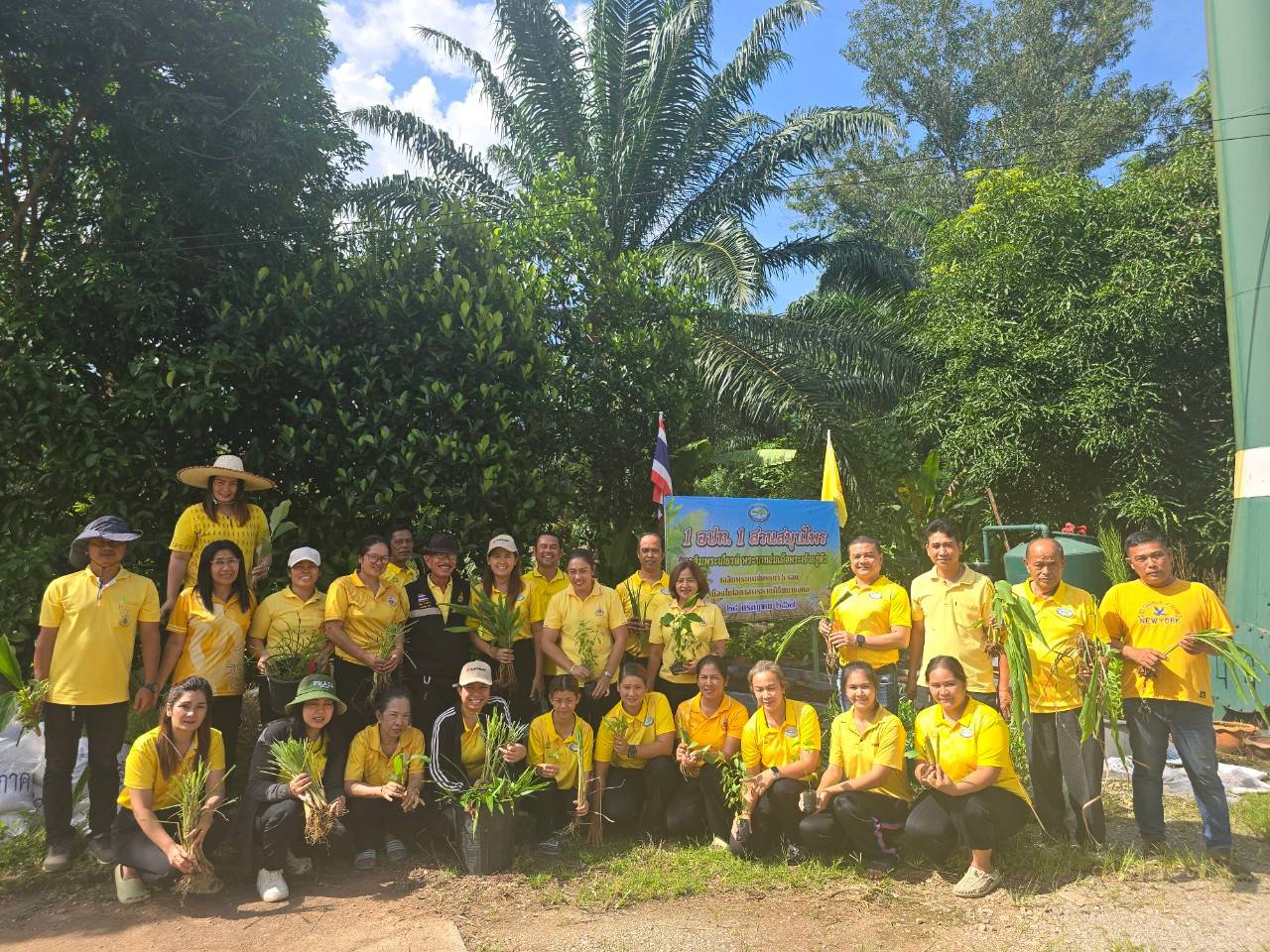 วันพฤหัสบดี ที่ 22 สิงหาคม 2567
องค์การบริหารส่วนตําบลคลองไทร
จัดกิจกรรมโครงการ 1 อปท. 1 สวนสมุนไพรเฉลิมพระเกียรติ พระบาทสมเด็จพระเจ้าอยู่หัวเฉลิมพระชนมพรรษา 6 รอบ เนื่องในโอกาสพระราชพิธีมหามงคล 28 กรกฎาคม 2567 โดย นางสาวธนวัน ภูมิไชยา นายกองค์การบริหารส่วนตําบลคลองไทร พร้อมด้วย คณะผู้บริหาร /  สมาชิกสภาฯ อบต. / พนักงานส่วนตำบลและพนักงานจ้าง /ครูศูนย์พัฒนาเด็กเล็ก อบต. คลองไทร 🤝🏻🏡🌱
#องค์การบริหารส่วนตำบลคลองไทร
📍 Website : https://klongsai-surat.go.th
📍 Facebook : องค์การบริหารส่วนตำบลคลองไทรสุราษฎร์ธานี
📍 Line : Klongsai SAO